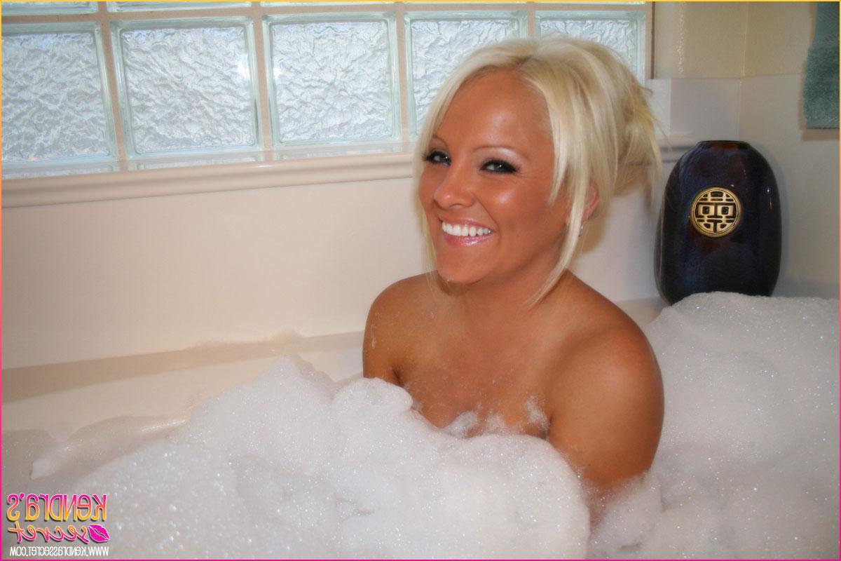 20P Pictures of teen model Kendra\'s Secret taking a hot bubble bath