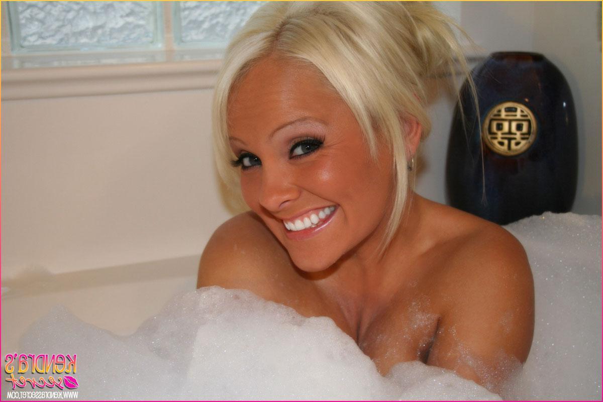 20P Pictures of teen model Kendra\'s Secret taking a hot bubble bath