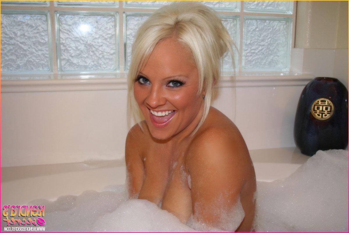 20P Pictures of teen model Kendra\'s Secret taking a hot bubble bath