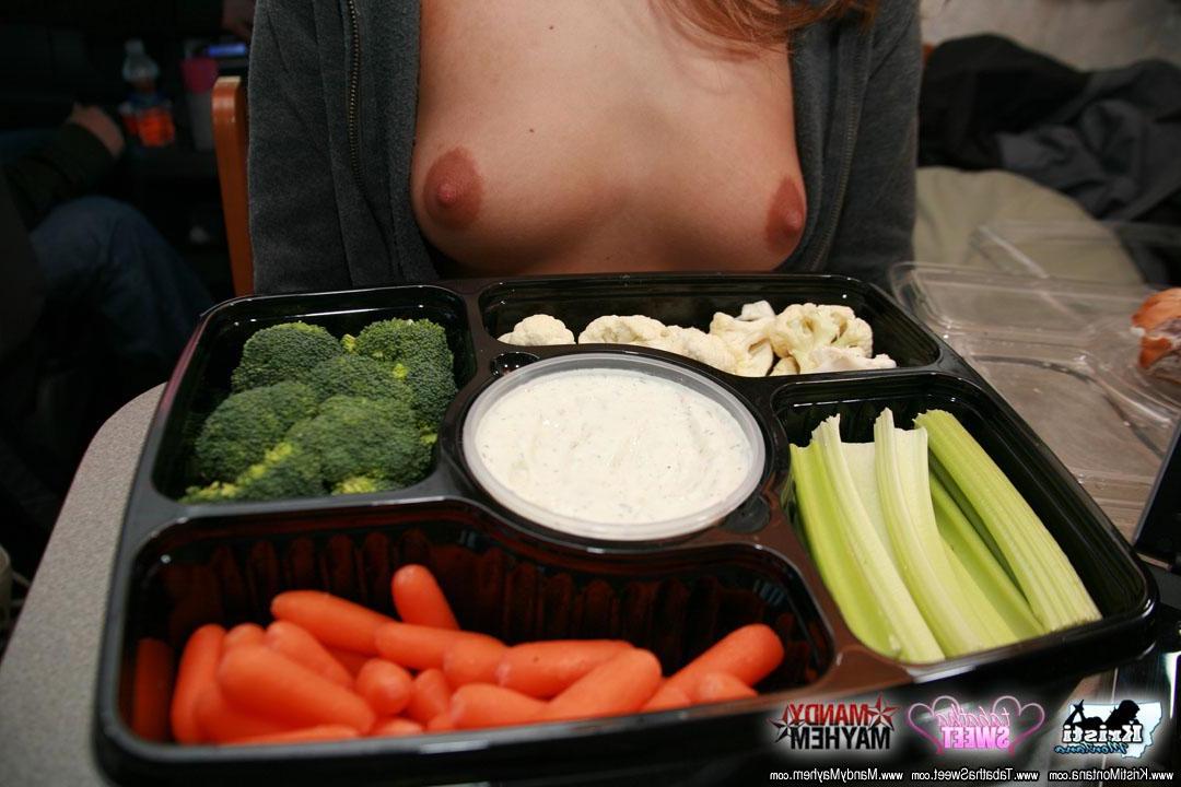 15P Pictures of Kristi Montana on a hot winter trip with her girls