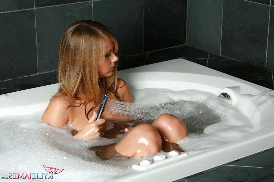 15P Pictures of Kylie James getting all wet for you