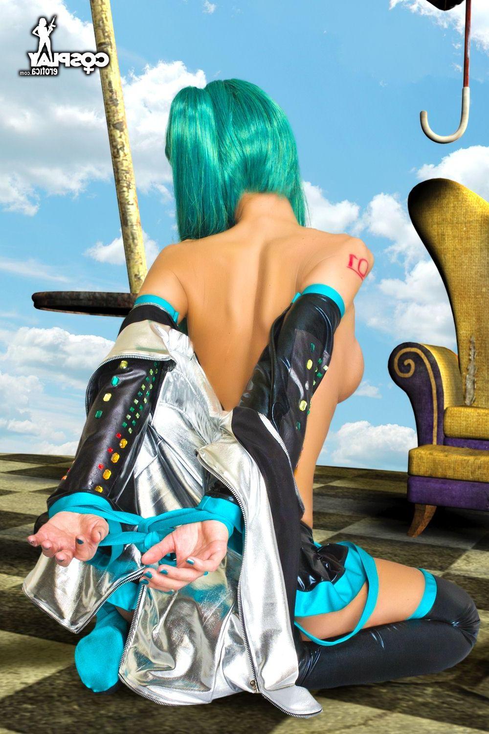 16P Naughty cosplayer Lana gives a sexy Vocaloid anime fantasy