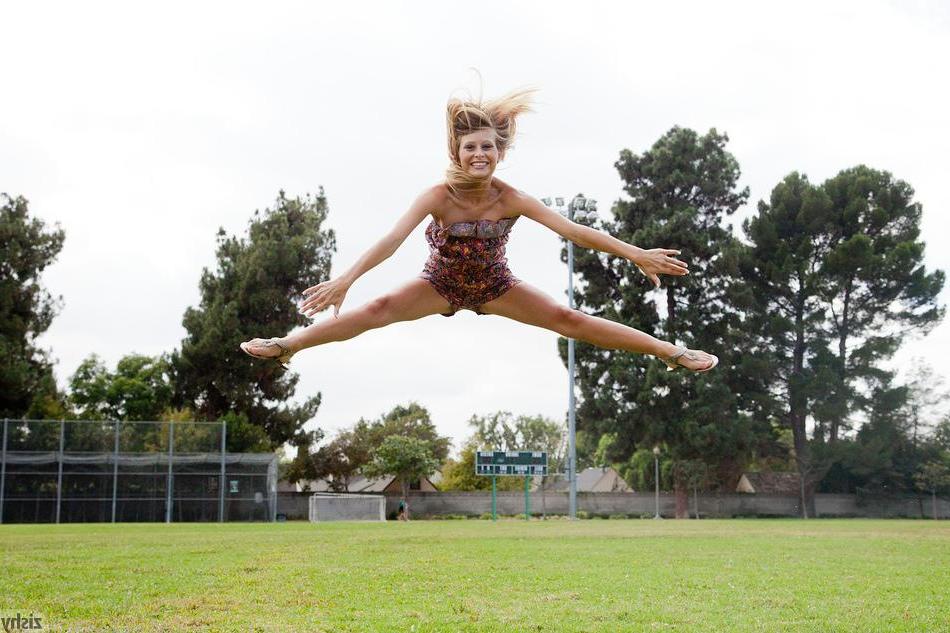 8P Blonde teen Lauren Clare teases at a ball park