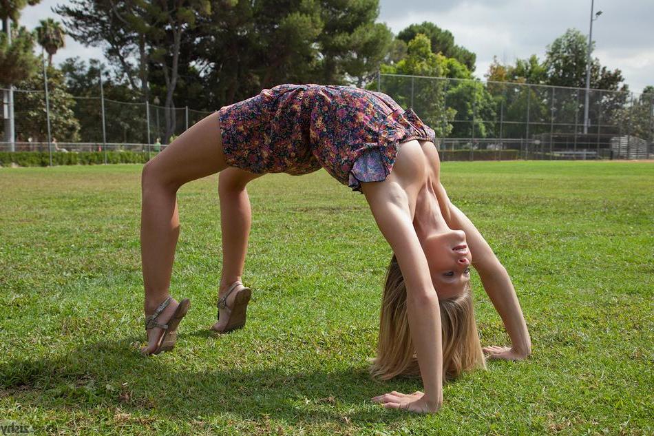 8P Blonde teen Lauren Clare teases at a ball park