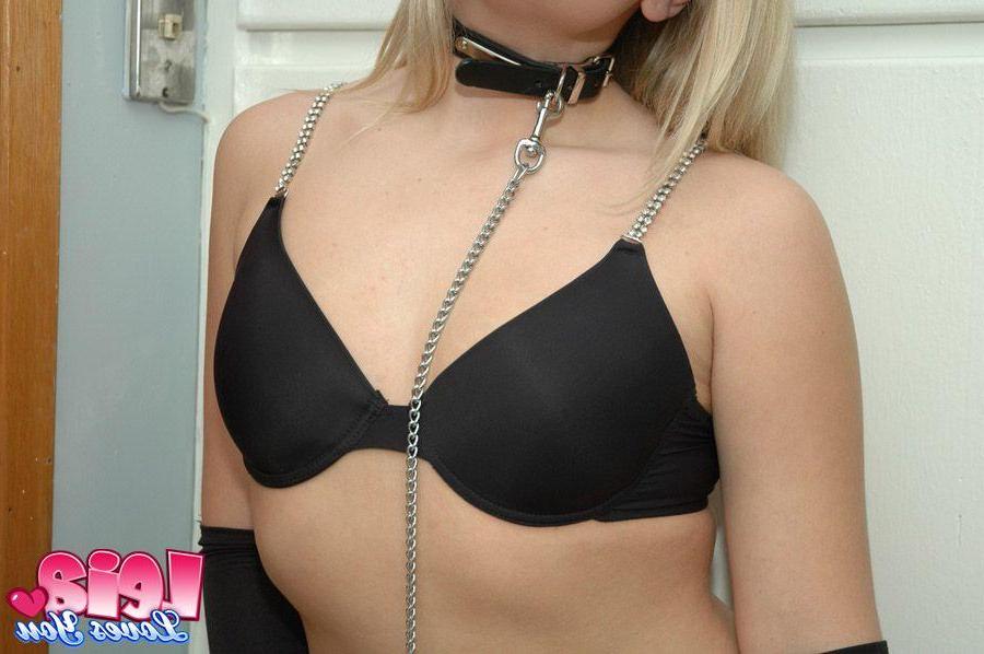 12P Photos de la jeune Leia Loves You exhibant son cul sexy