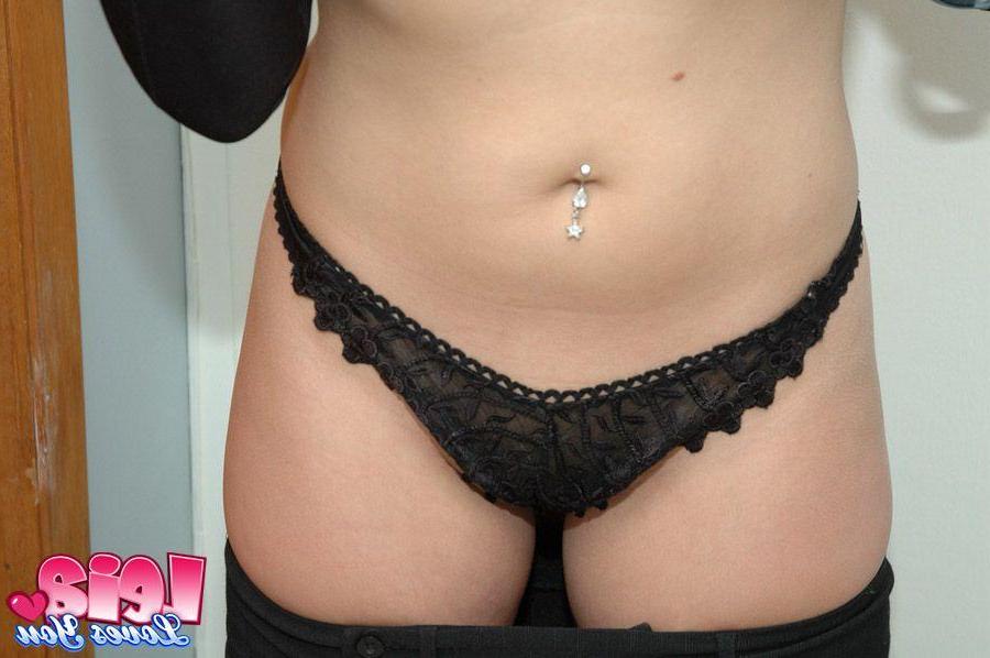 12P Photos de la jeune Leia Loves You exhibant son cul sexy