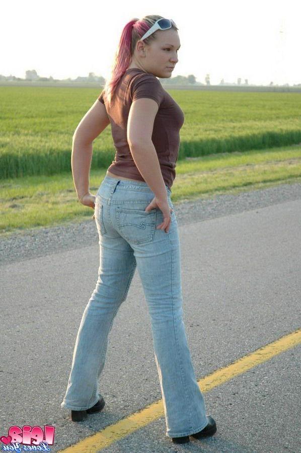 12P Pictures of teen girl Leia Loves You flaunting her pretty ass outside