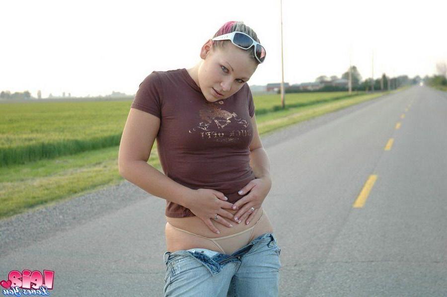 12P Pictures of teen girl Leia Loves You flaunting her pretty ass outside