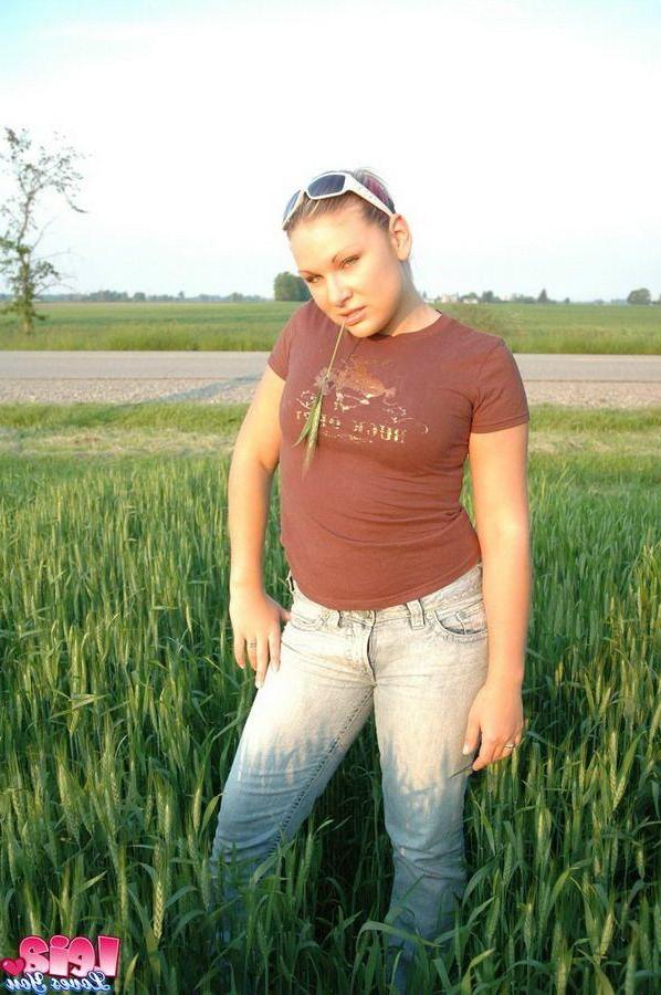 12P Pictures of teen girl Leia Loves You flaunting her pretty ass outside