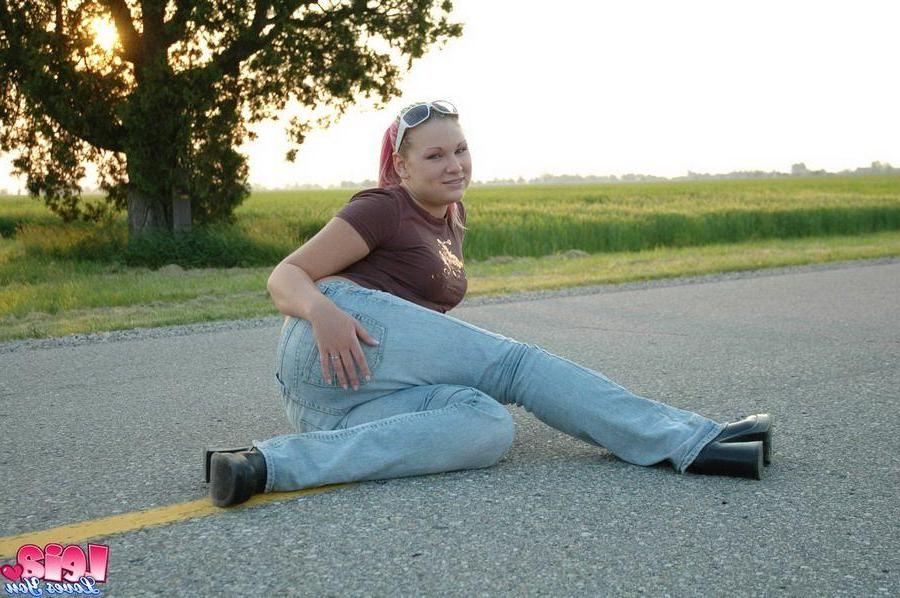 12P Pictures of teen girl Leia Loves You flaunting her pretty ass outside