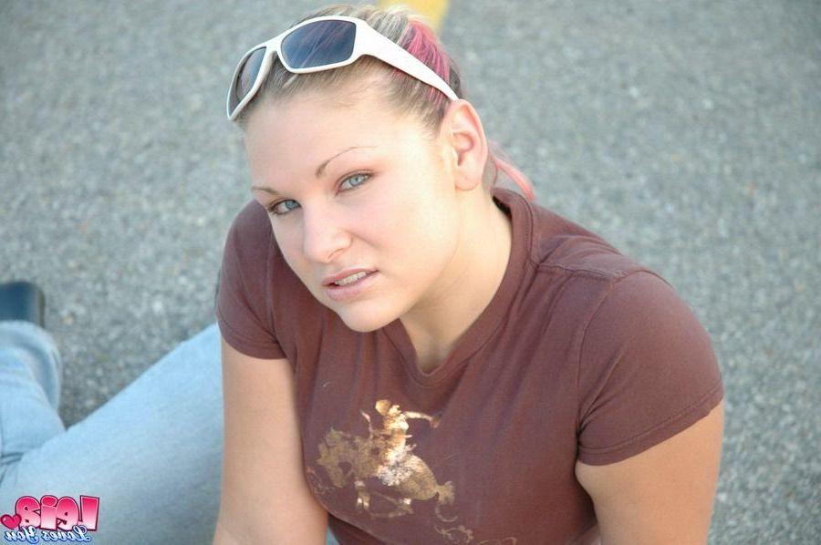 12P Pictures of teen girl Leia Loves You flaunting her pretty ass outside
