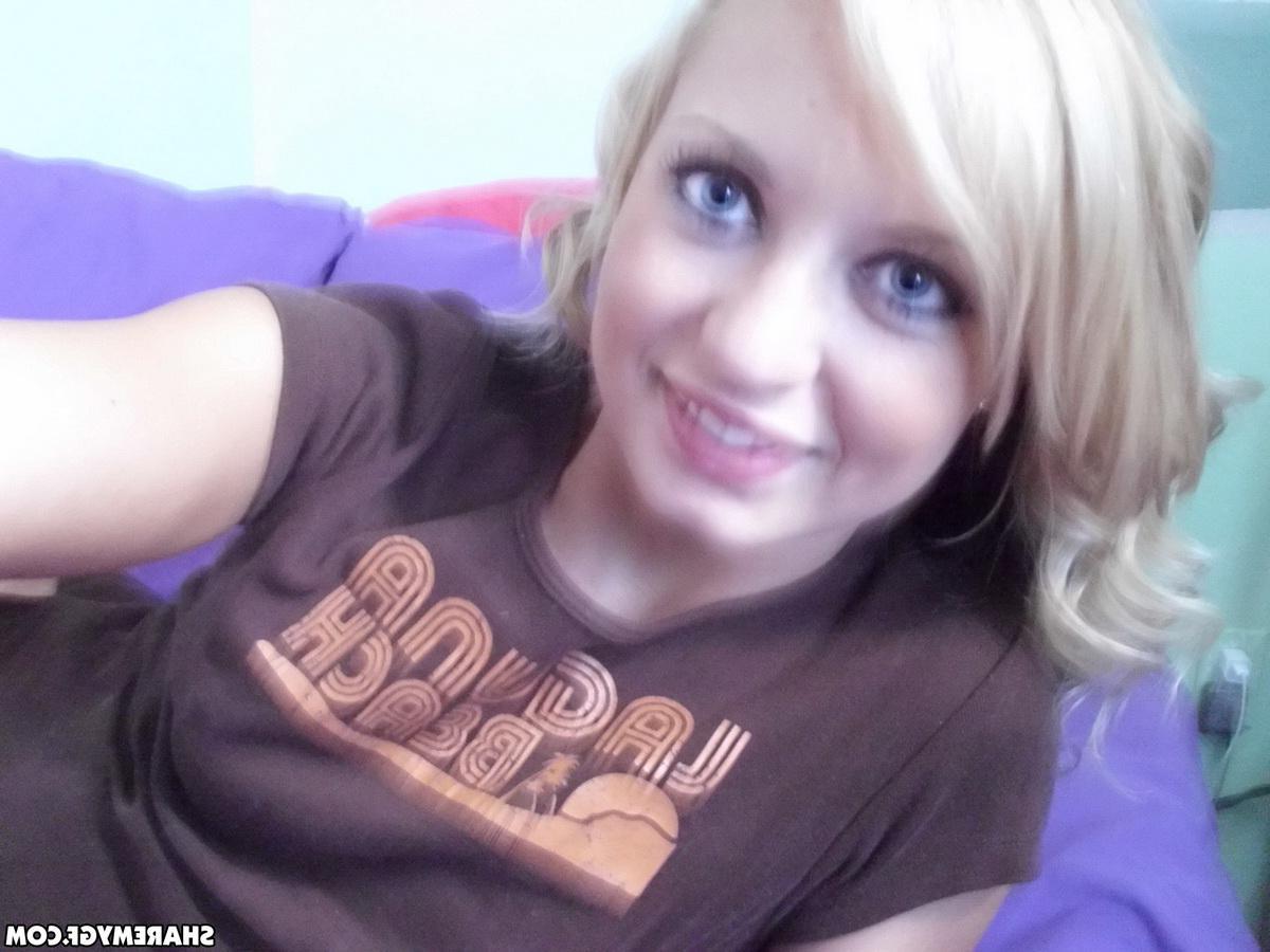 20P Hot teen girl Lexi Mason takes pics of her tight pussy