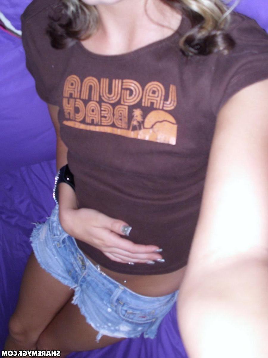 20P Hot teen girl Lexi Mason takes pics of her tight pussy