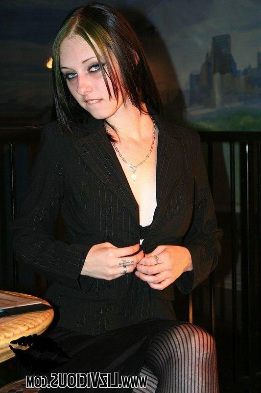 20P Pictures of teen girl Liz Vicious stuffing her pussy with a vibrator