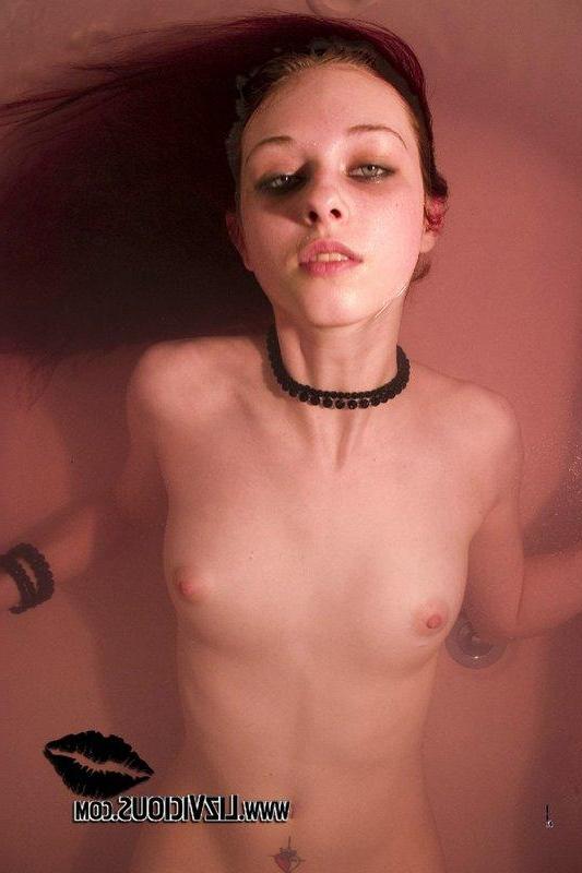 25P Pictures of Liz Vicious taking a gothic bath