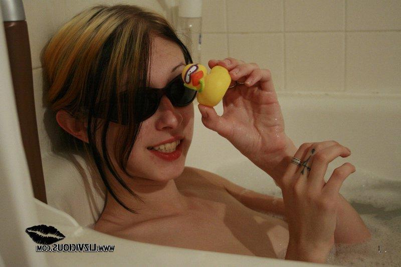 20P Pictures of Liz Vicious taking a bath in her sunglasses
