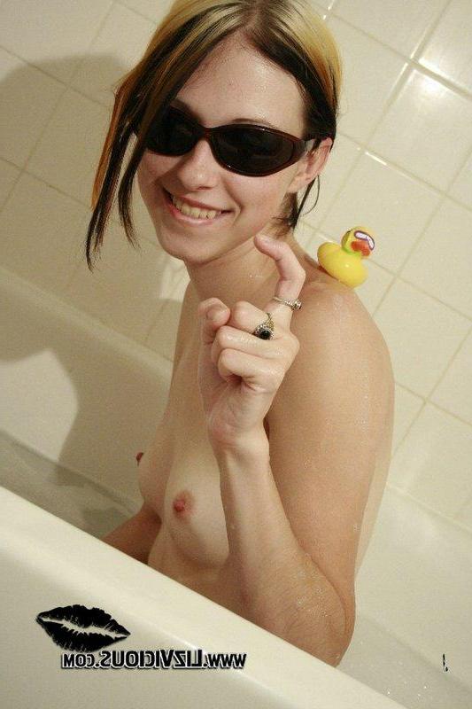 20P Pictures of Liz Vicious taking a bath in her sunglasses