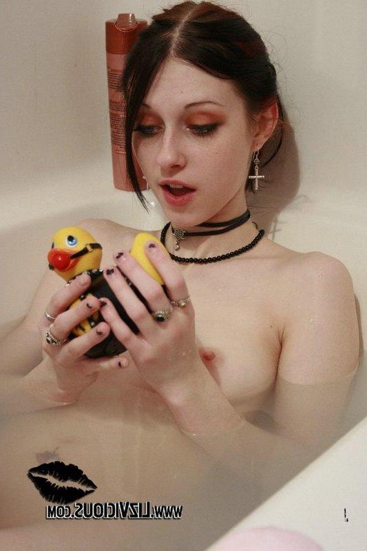 20P Pictures of Liz Vicious taking a bath with her poor slave ducky