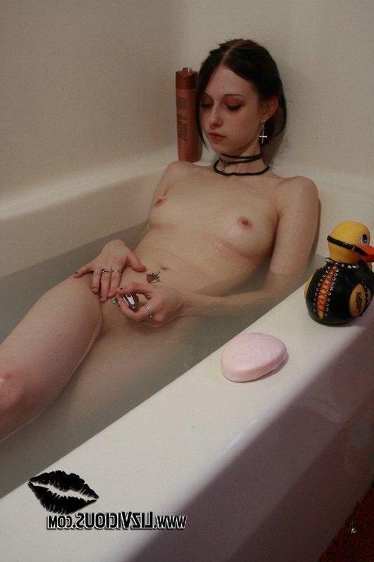 20P Pictures of Liz Vicious taking a bath with her poor slave ducky
