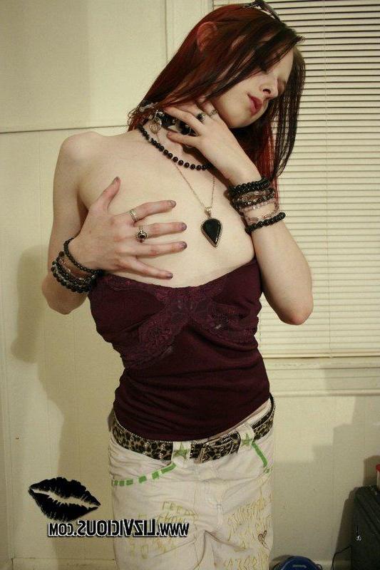 20P Pictures of Liz Vicious playing with her girlfriend