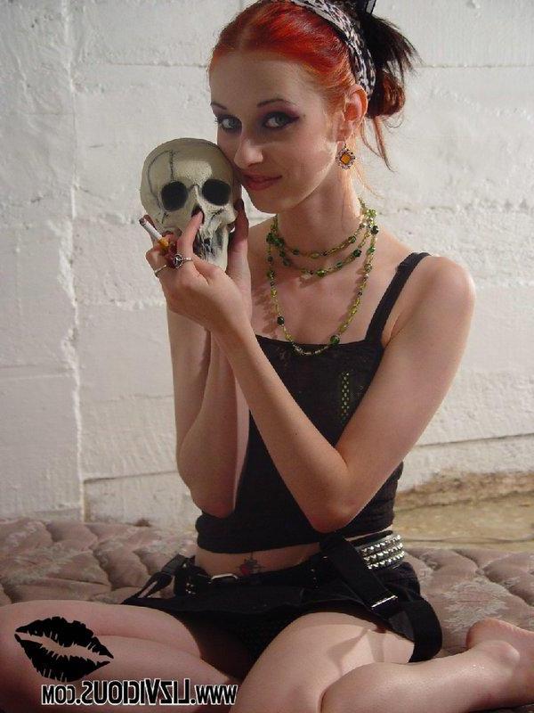 16P Liz Vicious with her girlfriend