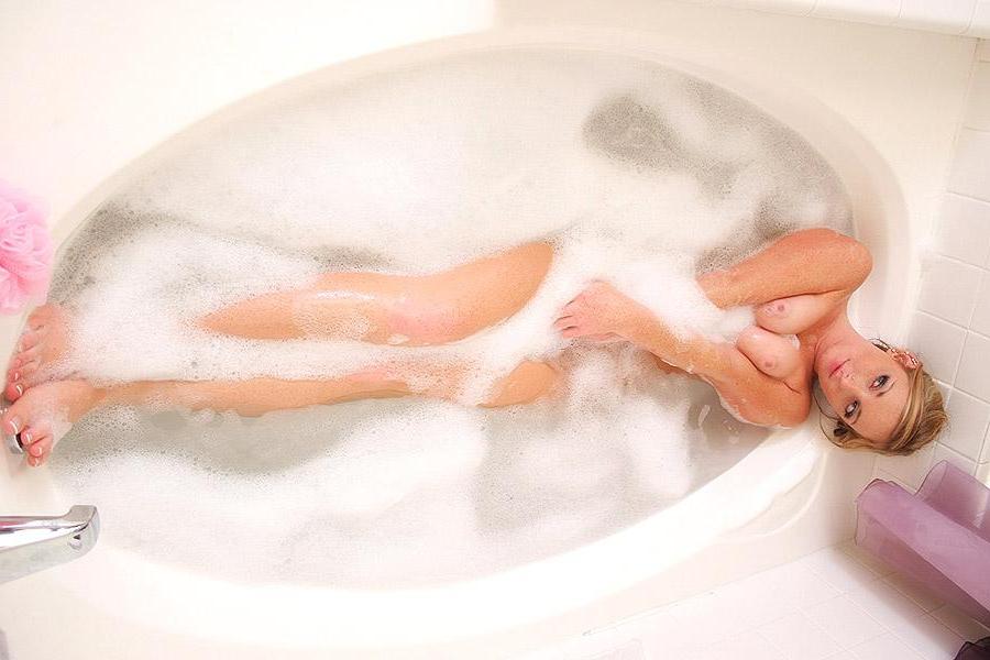 12P Love Abbie wants you to join her in the bath tub to get all clean
