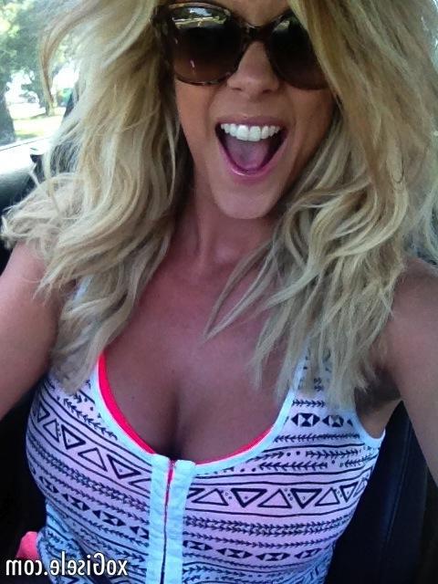 15P xoGisele shares her private summer candids with her members
