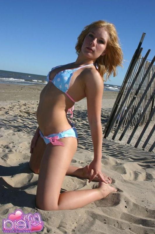 18P Leia on the beach in a hot bikini