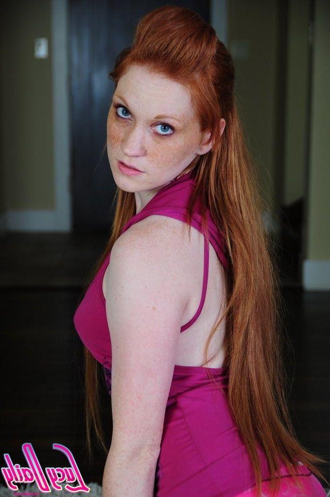 20P Pictures of teen amateur Lucy Daily ready for sex
