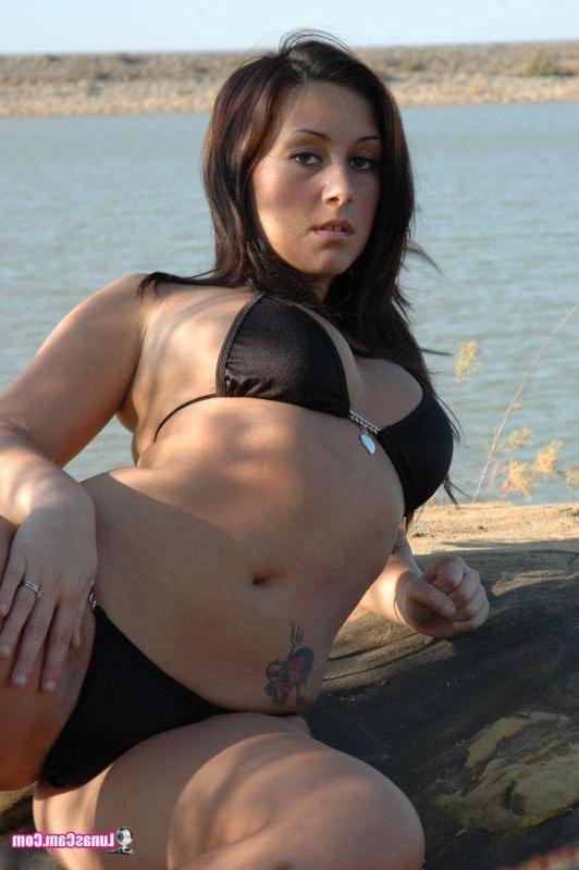 7P Pictures of Lunas Cam stripping out of her bikini