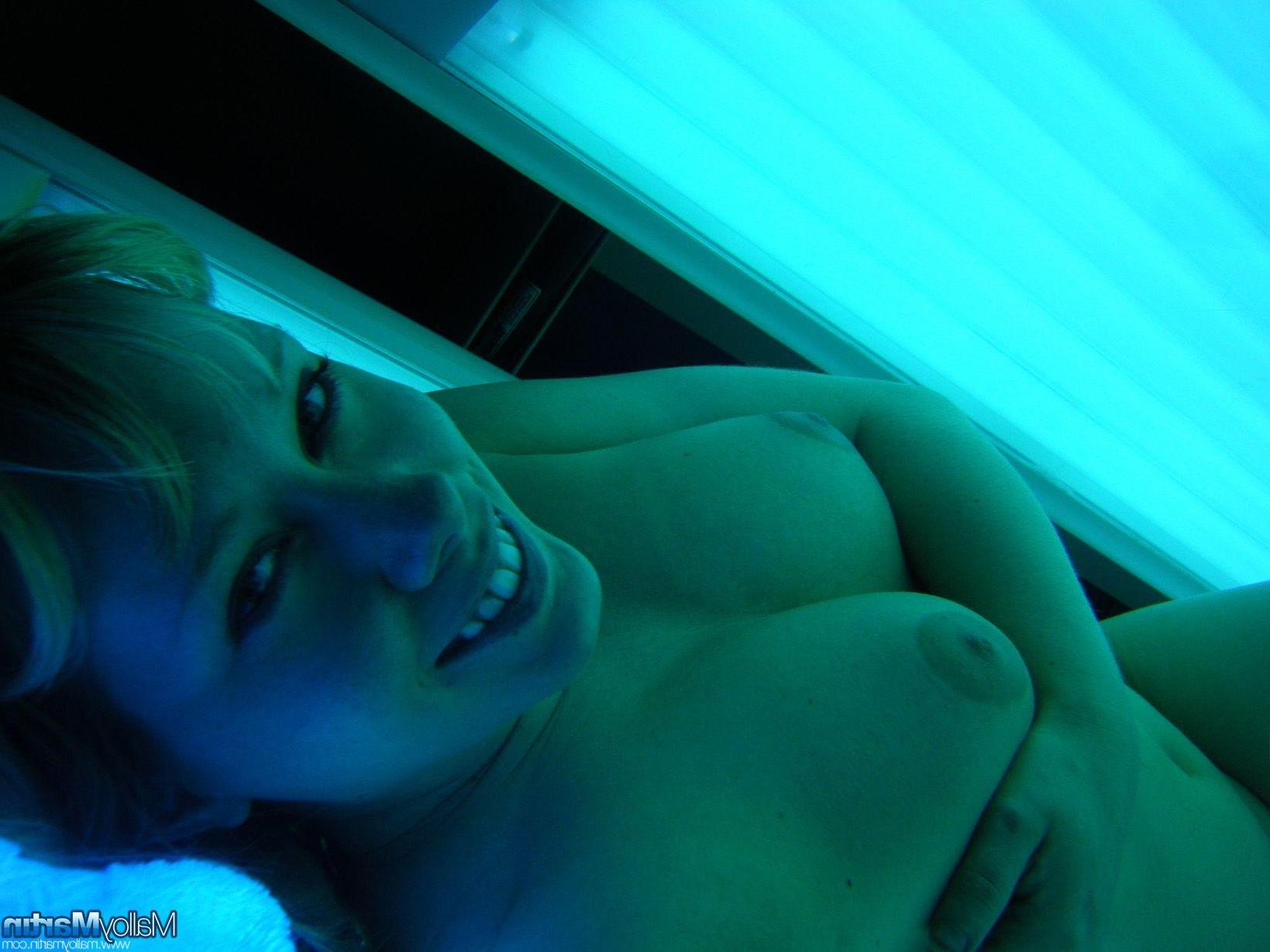 16P Pictures of teen amateur Malloy Martin showing her pussy on a tanning bed