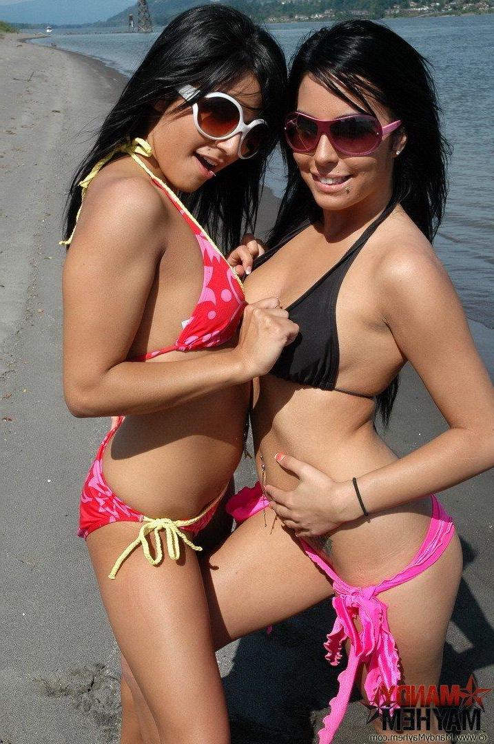 15P Pictures of teen star Mandy Mayhem and her girlfriend having fun on the beach