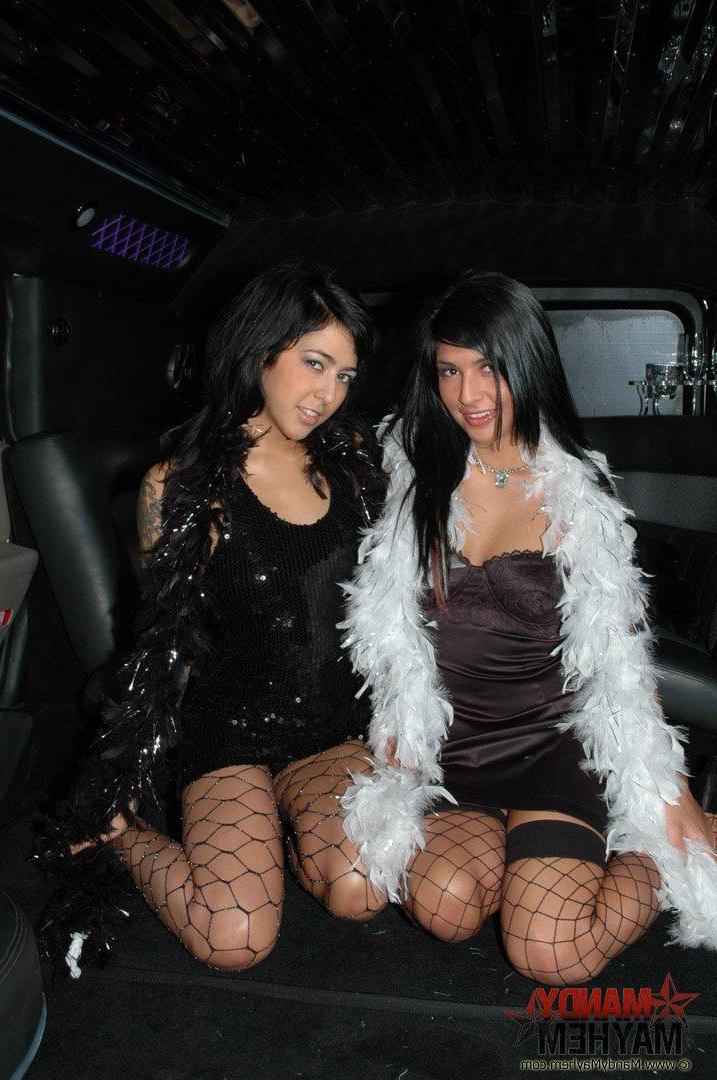 15P Pictures of teen hottie Mandy Mayhem keeping warm with her girlfriend