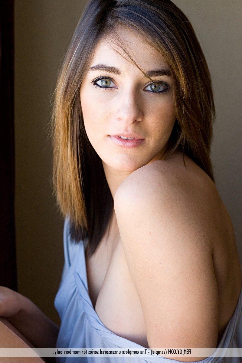 16P Pictures of hot girl Marianna naked and waiting for you in bed