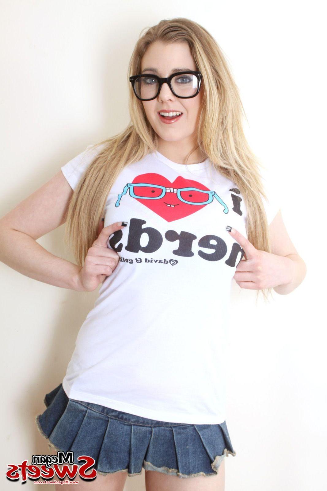 16P Pictures of teen amateur Megan Sweets ready to be boned in bed