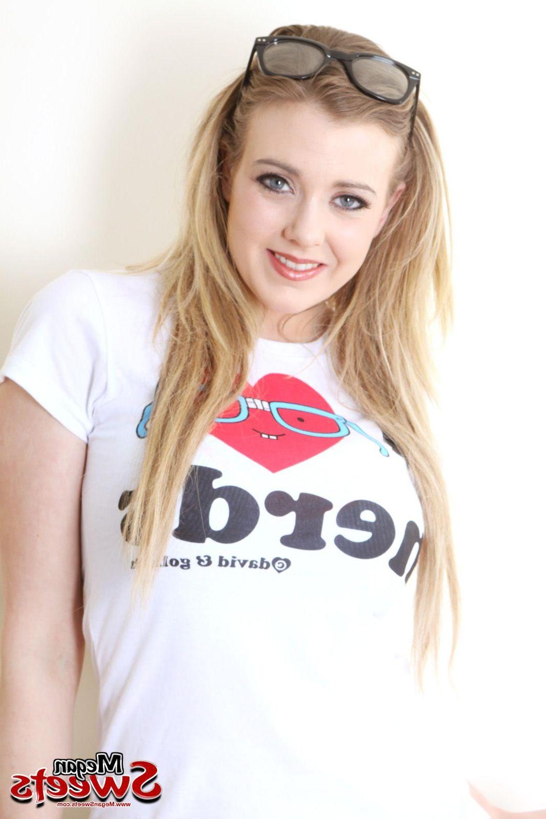 16P Pictures of teen amateur Megan Sweets ready to be boned in bed