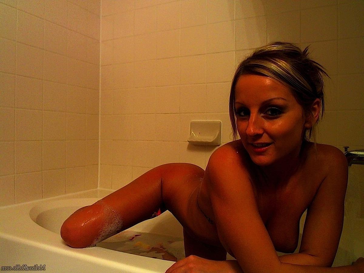 15P Pictures of Melissa XoXo getting hot and wet in the bath