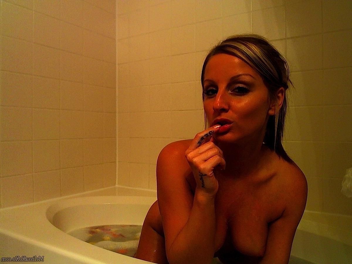 15P Pictures of Melissa XoXo getting hot and wet in the bath