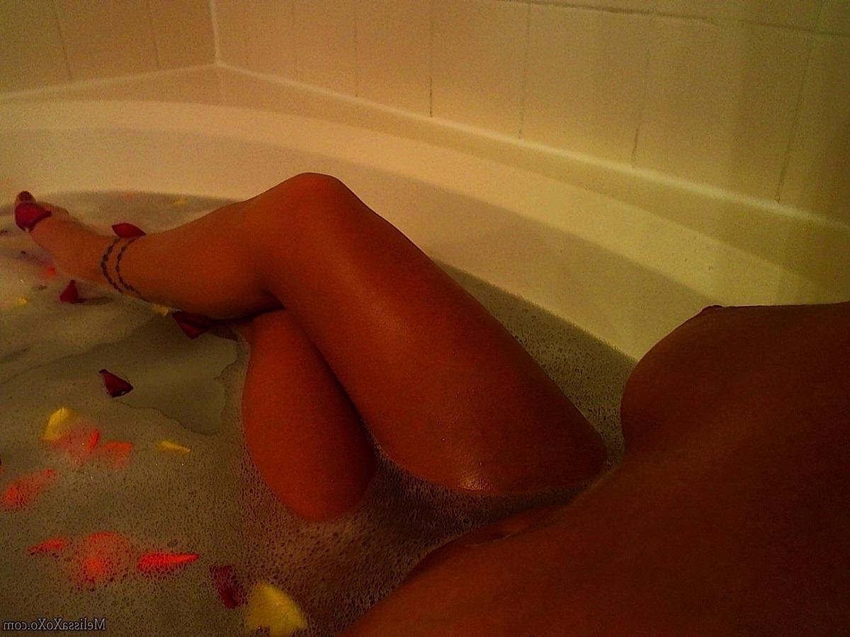 15P Pictures of Melissa XoXo getting hot and wet in the bath
