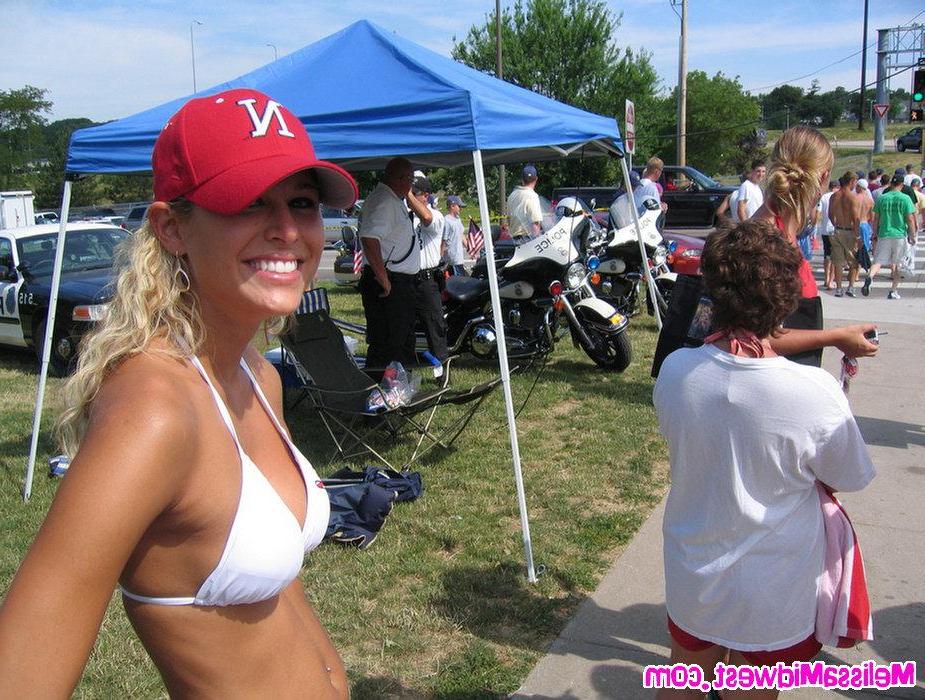15P Melissa shows her tits at a baseball game