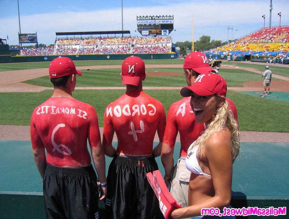 15P Melissa shows her tits at a baseball game
