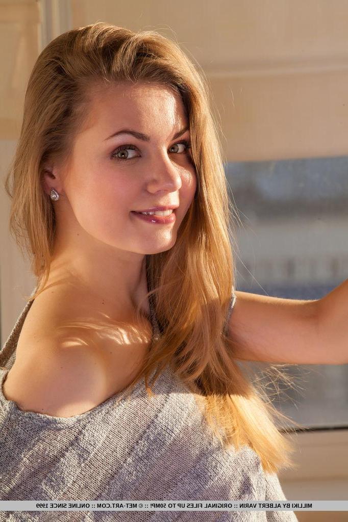 18P Das hübsche Teen Miliki verführt dich mit einem heißen Striptease