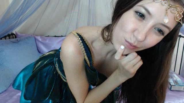 16P Screenshots of Misty Gates doing a camshow as a middle earth princess