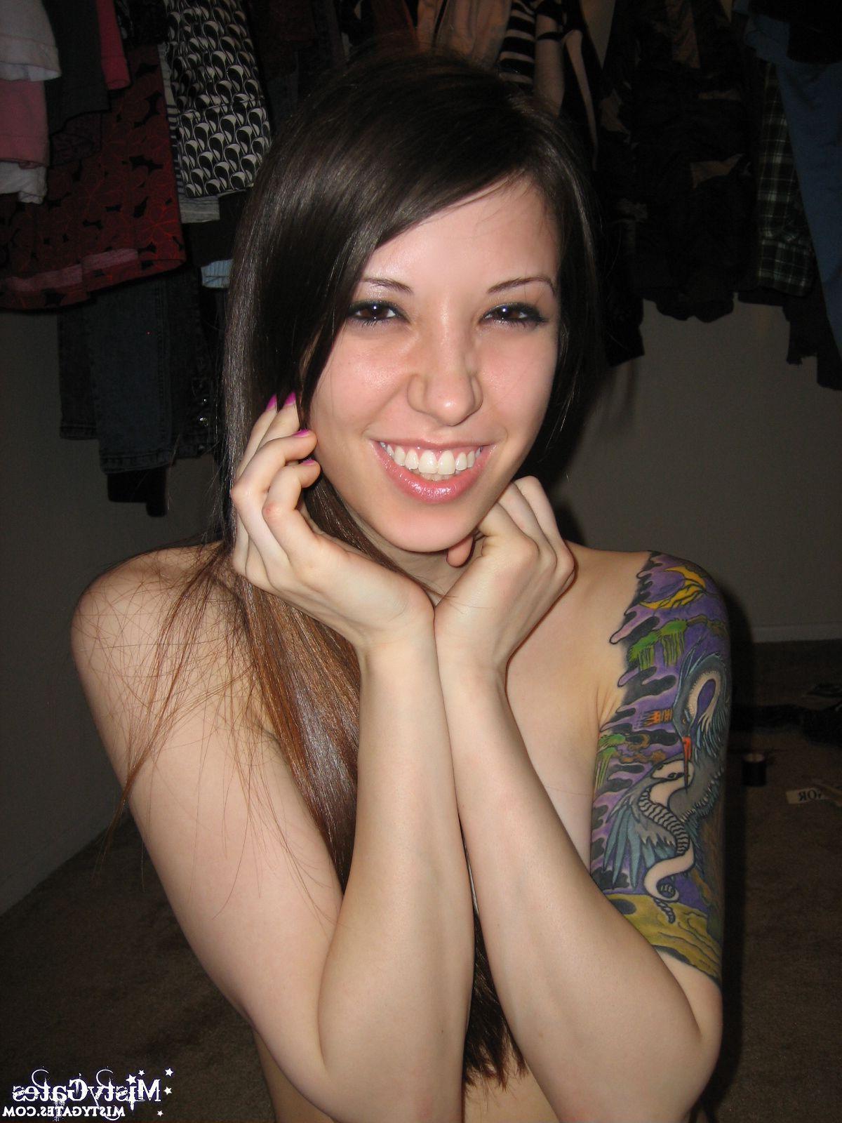 20P Pictures of teen girl Misty Gates doing some naked fashion work