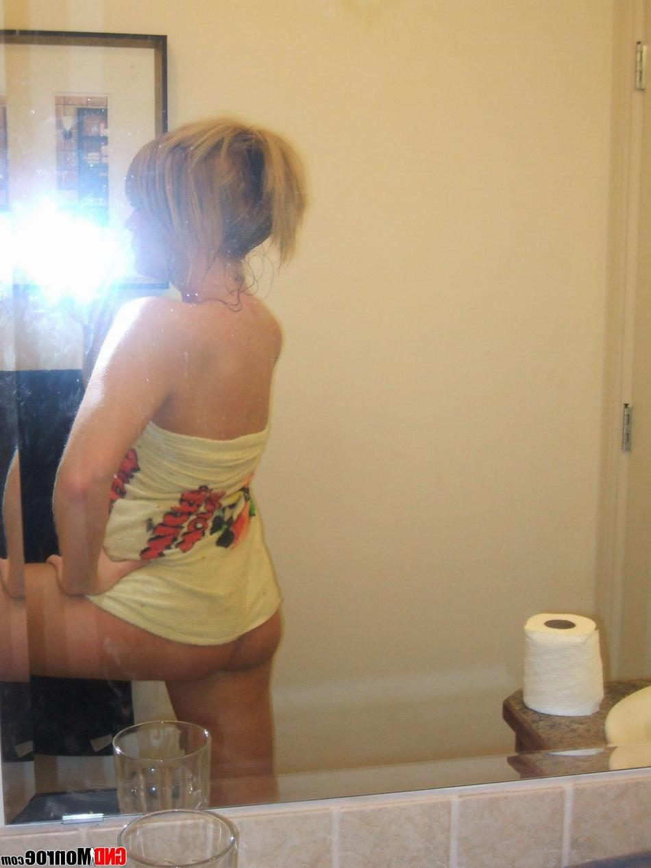16P Pictures of teen babe GND Monroe taking pics of herself in the bath