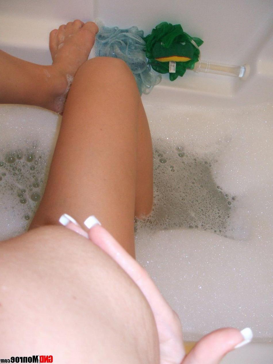 16P Pictures of teen babe GND Monroe taking pics of herself in the bath