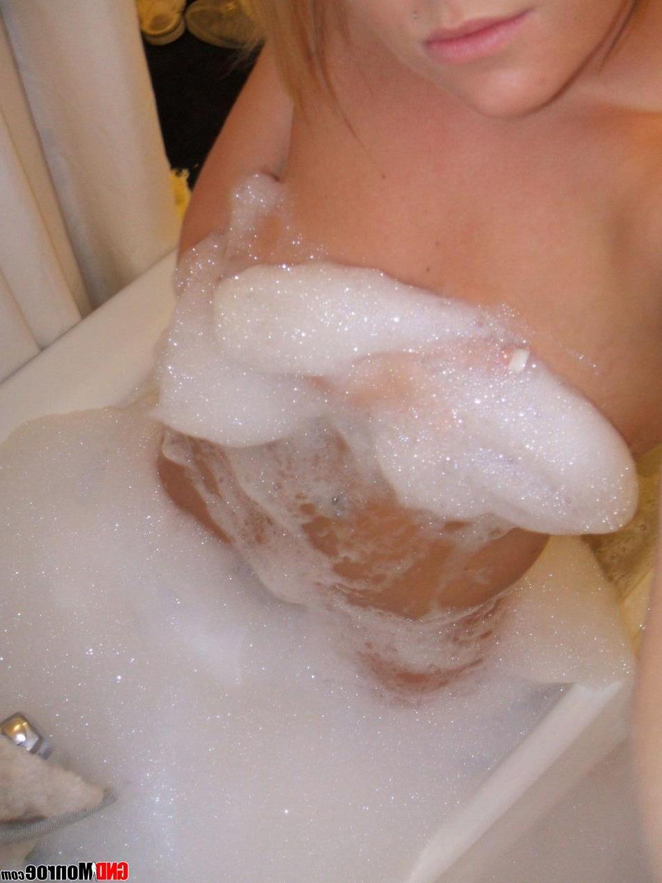 16P Pictures of teen babe GND Monroe taking pics of herself in the bath
