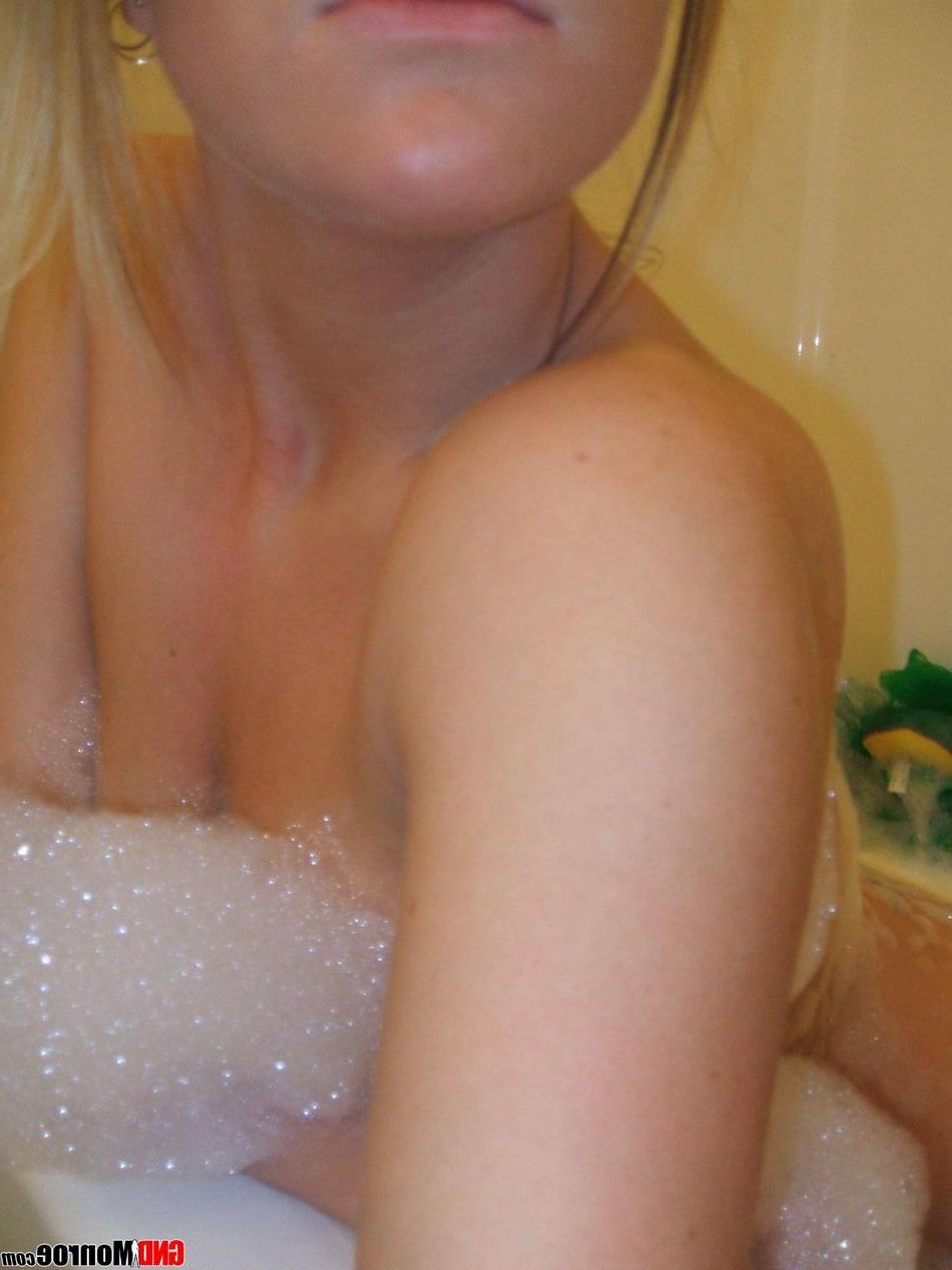 16P Pictures of teen babe GND Monroe taking pics of herself in the bath