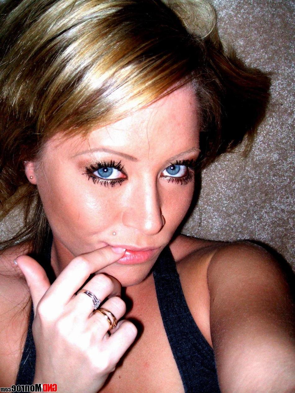 16P Pictures of teen girl GND Monroe playing with herself at home