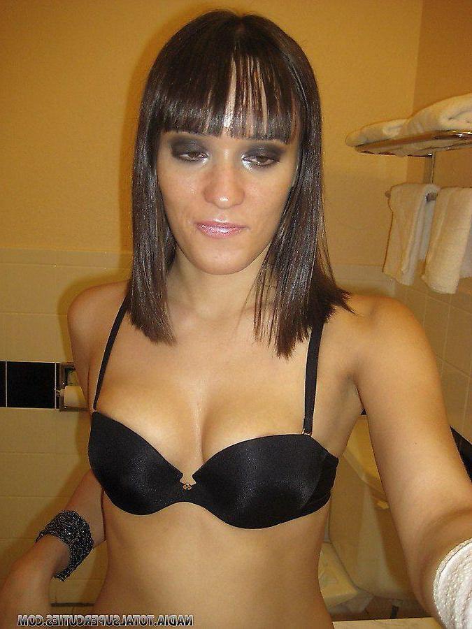 20P Pictures of teen girl Nadia smoking up in bed